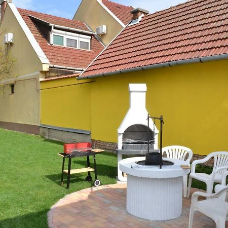 Liliom Apartman Gyula Exteriör bild