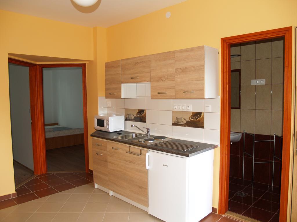 Liliom Apartman Gyula Exteriör bild