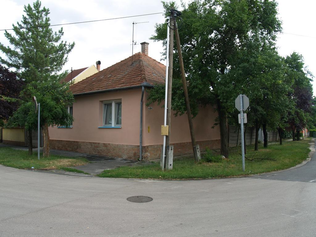Liliom Apartman Gyula Exteriör bild