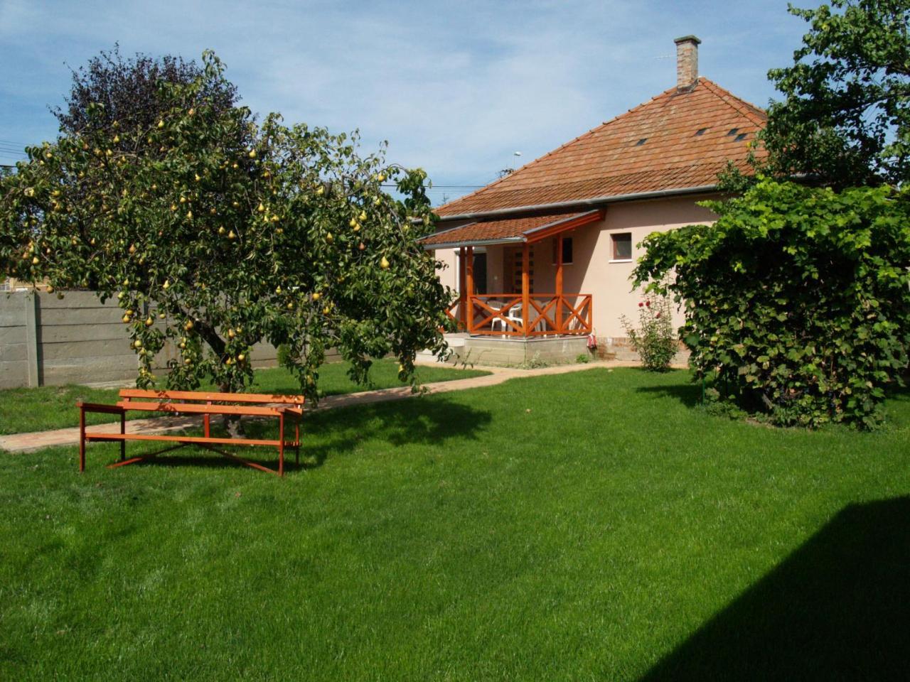 Liliom Apartman Gyula Exteriör bild