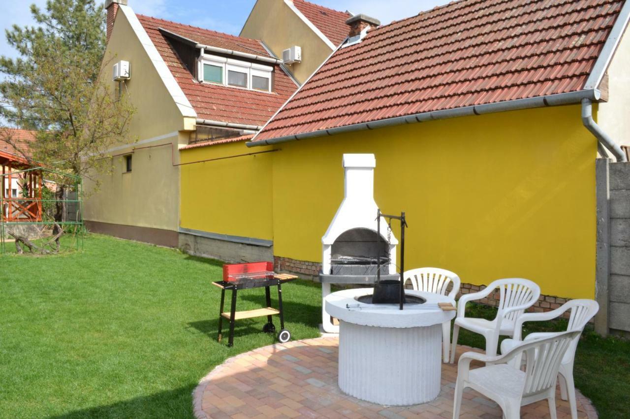 Liliom Apartman Gyula Exteriör bild