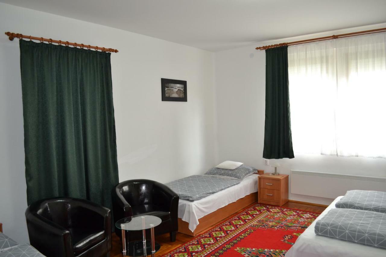 Liliom Apartman Gyula Exteriör bild