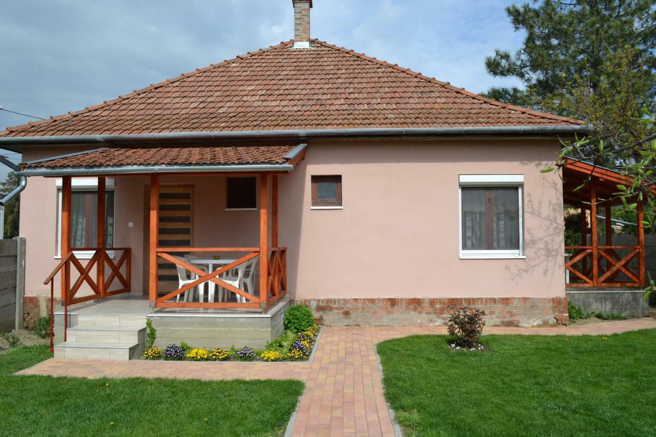 Liliom Apartman Gyula Exteriör bild