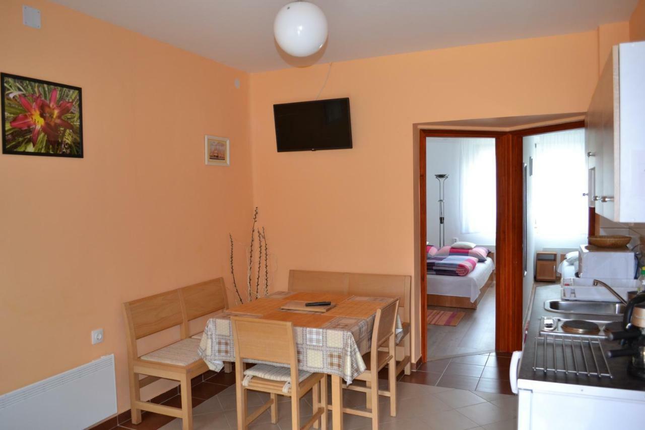 Liliom Apartman Gyula Exteriör bild