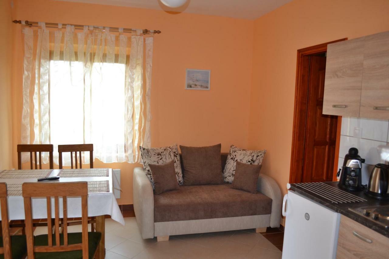 Liliom Apartman Gyula Exteriör bild