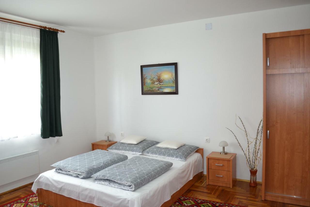Liliom Apartman Gyula Exteriör bild