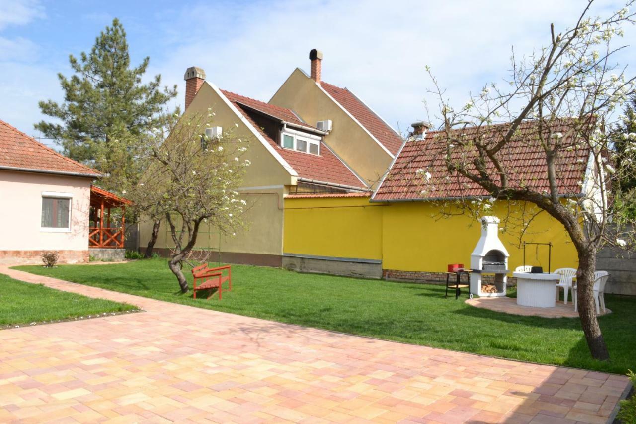 Liliom Apartman Gyula Exteriör bild