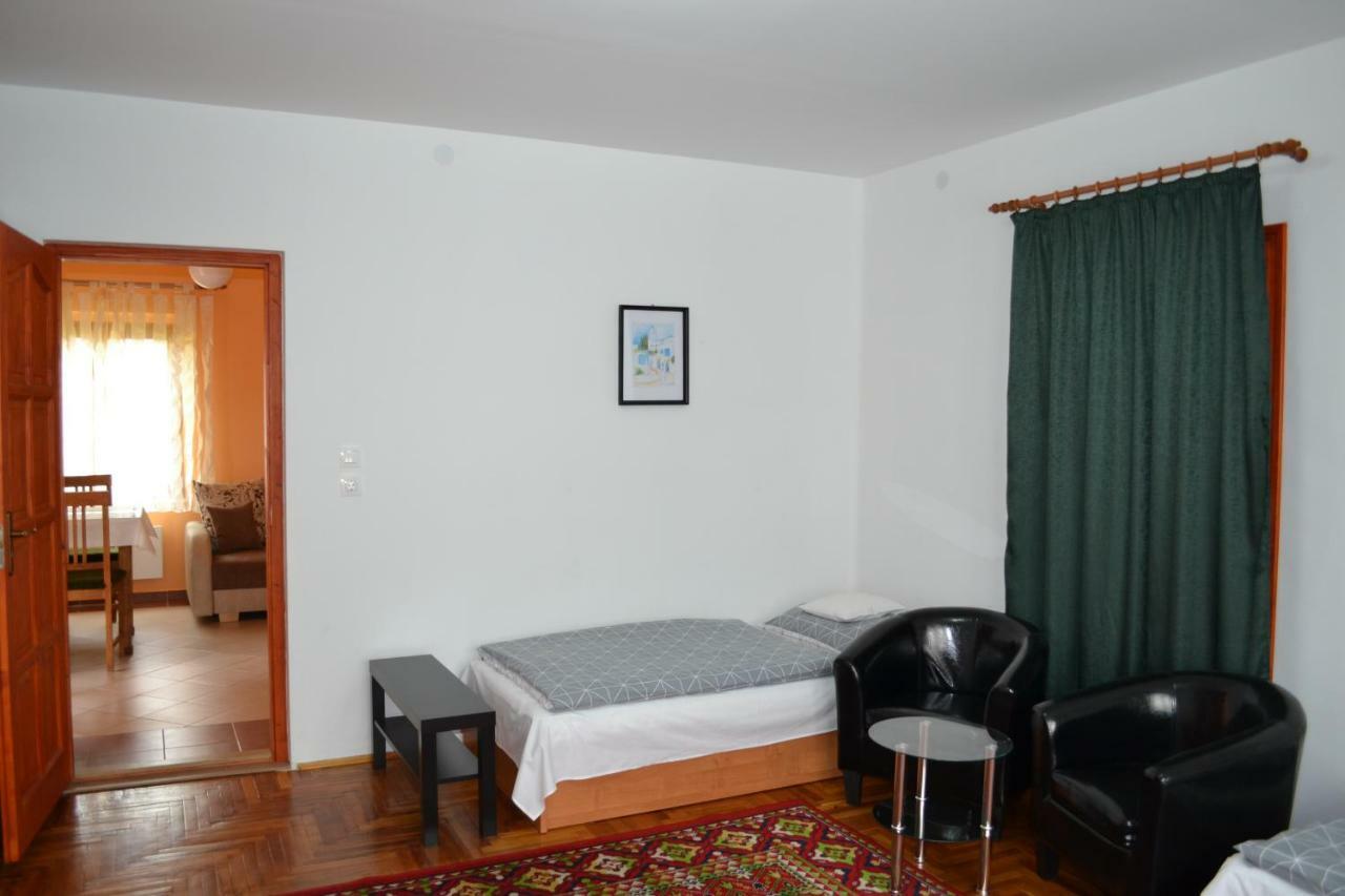 Liliom Apartman Gyula Exteriör bild