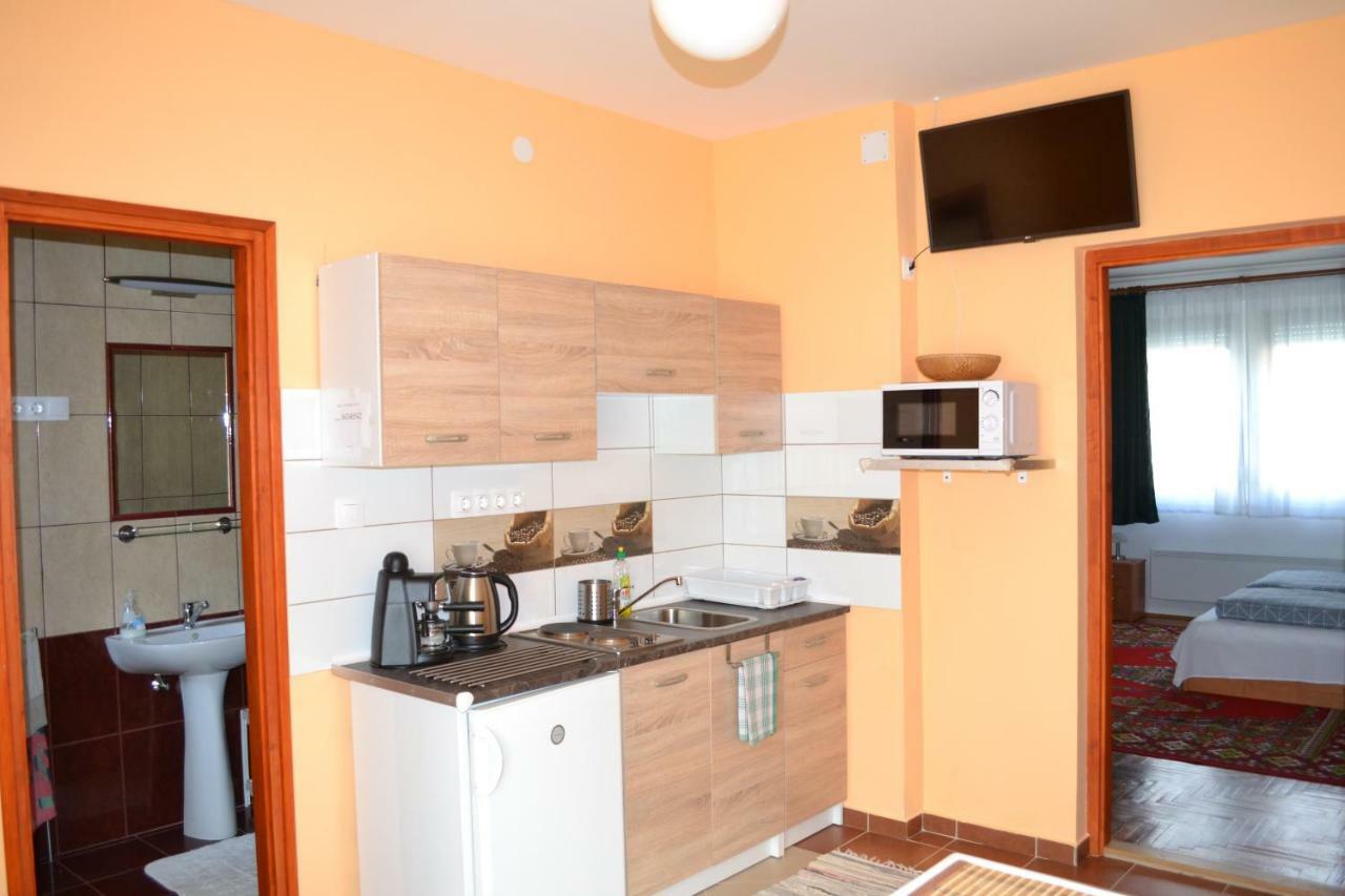 Liliom Apartman Gyula Exteriör bild